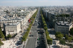 Champs-Élysées parijs. Een van de bekendste bezienswaardigheden in Parijs. Het is de meest bezochte winkelstraat.